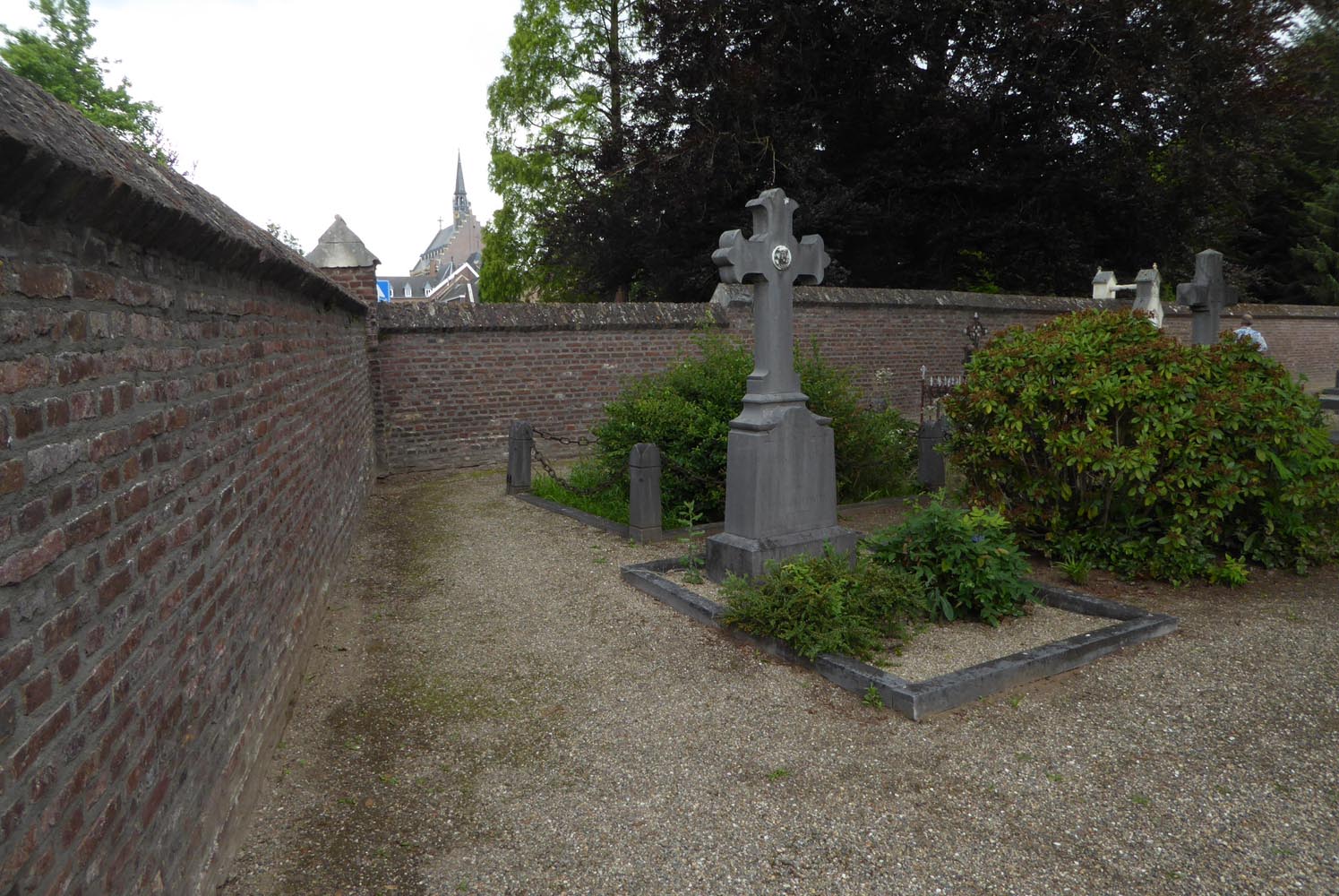 01_Links_kapel_OLV_Zand_en_rechts_het_graf.jpg